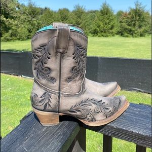 Black/Gray Embroidered Corral Snip Toe Boots 8.5